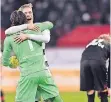  ?? FOTO: DPA ?? Die Gladbacher Oscar Wendt (r.) und Yann Sommer feiern den Sieg.