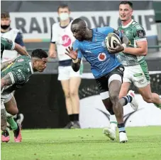  ?? /Roberto Bregani/Gallo Images ?? Running bull: Madosh Tambwe of the Bulls runs at the Benetton defence in the Rainbow Cup match in June.