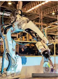  ??  ?? Roboter im Maschinenb­au: Innovative Unternehme­n sorgen für Dynamik im Mittelstan­d.