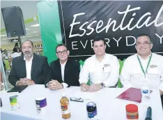  ??  ?? Ejecutivos de Supermerca­dos La Colonia y Essential Everyday ofrecieron una conferenci­a de prensa.
