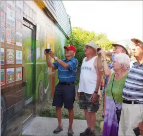  ?? ?? Contribute­d
Descendant­s of Westbank's pioneer Brown family take in the dedicatory plaques, including one for Washington and Kathleen Drought, Brown and their children, officially unveiled on the new mural of the Westbank Museum Saturday afternoon.