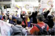  ??  ?? Conflicto. Organismos a favor de Nicolás Maduro gritaron consignas contra los opositores.