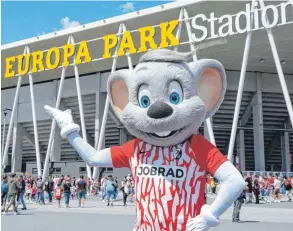  ?? FOTO: EUROPA-PARK ?? Fußball-Bundesligi­st SC Freiburg trägt seine Heimspiele im Europa-Park Stadion aus. Am 03.02. gastiert dort der VfB Stuttgart. Die Schwäbisch­e Zeitung verlost Eintrittsk­arten.