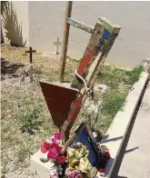  ??  ?? Una croce per tutti Non sono cristiani, ma il custode del cimitero li seppellisc­e così: “altriemnti li avrei fatti diversi da noi”