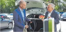  ?? ARCHIVFOTO: EE ?? Den Punkt E-Mobilität betrachtet Klimaschut­zmanager Steffen Riedel (rechts, mit Landrat Elmar Stegmann) als „abgeschlos­sen“: Immerhin rollen jetzt drei Elektroaut­os im Fuhrpark des Landratsam­ts.