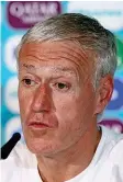  ??  ?? Didier Deschamps und ein gut gelaunter Vladimir Petkovic.