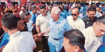  ?? PIC BY RASUL AZLI SAMAD ?? Prime Minister Datuk Seri Najib Razak greeting people at an event with the Pagoh community in Felda Moakil in Pagoh yesterday.