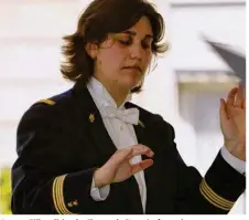  ??  ?? Aurore Tillac dirige le Choeur de l’armée française depuis 2007.