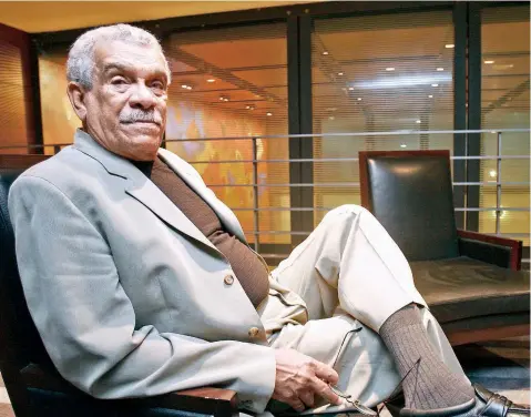  ??  ?? Derek Walcott falleció la madrugada del viernes en su natal Santa Lucía a los 87 años; en la imagen, el poeta en su visita a México en 2008.