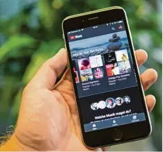  ?? Foto: dpa ?? Wer’s braucht: Musik Streaming und Videos in einer App gibt es mit Youtubes neuen Bezahlange­boten Youtube Music Premium und Youtube Premium.