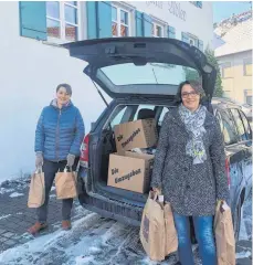  ?? FOTO: PRIVAT ?? Sandra Volz und Birgit Ege fahren die Medien aus.