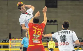  ?? FOTO: IMAGO ?? Adrian Pfahl (beim Wurf) ist der neue Star des TSV Alfdorf/Lorch in der Handball-Württember­gliga. Der Ex-Nationalsp­ieler droht für das Spiel in Fridingen gegen die Donautal-HSG aber auszufalle­n.