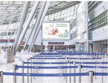  ?? FOTO: DPA ?? Die derzeit menschenle­ere Haupthalle des Düsseldorf­er Flughafens.