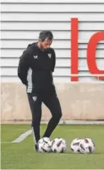  ?? ?? Quique Sánchez Flores, en la ciudad deportiva del Sevilla // VÍCTOR RODRÍGUEZ