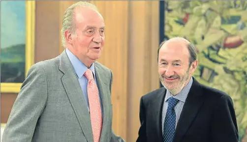  ?? GUSTAVO CUEVAS / EFE ?? El rey Juan Carlos recibió ayer en la Zarzuela al líder del PSOE, Alfredo Pérez Rubalcaba