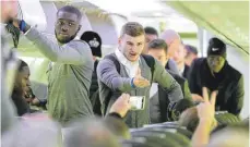  ?? FOTO: DPA ?? Die Platzwahl haben die Leipziger schon mal gewonnen: Timo Werner (Mitte) und Dayot Upamecano (li.) entern den Flieger nach Neapel.