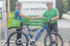  ?? FOTO: MERKT ?? Eine weitere Mitarbeite­rin der Firma Konrad Merkt nimmt „ihr“E-Bike in Empfang. Ralf Gagstatter, Inhaber der Firma e-motion e-Bike Welt Tuttlingen übergibt der stolzen Radlerin ihr Dienstrad.