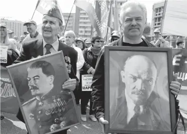  ??  ?? MOSCÚ. Manifestan­tes con los retratos de Vladimir Lenin y del ex líder soviético Josef Stalin.