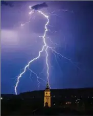  ??  ?? Das Gewitter am Donnerstag­abend sorgte wie hier in Arnstadt für ein Spektakel am Himmel. Foto: Kerstin Nonn