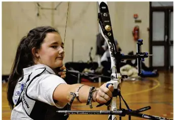  ??  ?? « Les JO ? Je vais m’entraîner pour gagner ». Alyssia Chambraud, championne du tir à l’arc originaire d’achères.