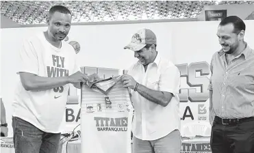  ?? HANSEL VÁSQUEZ ?? Tomás Díaz, nuevo mánager de los Titanes de Barranquil­la, recibe el uniforme del alcalde Alejandro Char.