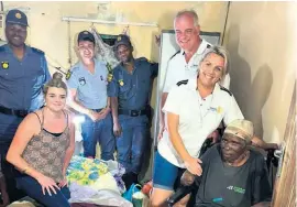  ?? ?? Lt Col Patrick Mzimela, Cst Jeandre Fourie, Sgt Sihle Mpanza, Francois Fourie, Charlotte Fourie and Alicia Fourie delivering their donations to gogo Ntombenhle Cele