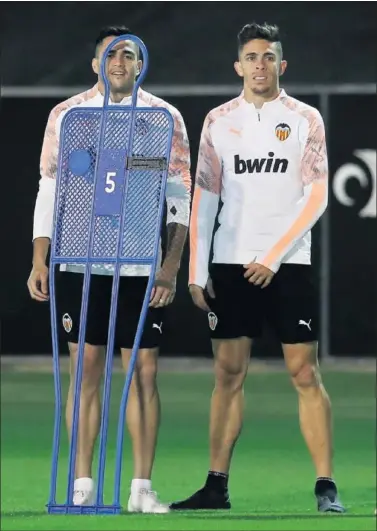  ??  ?? Maxi Gómez y Gabriel Paulista, en el entrenamie­nto de ayer en Paterna.