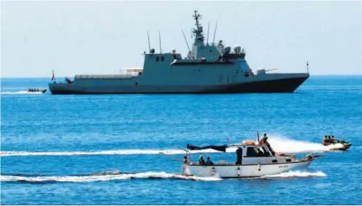  ?? ELIO DESIDERIO / EFE ?? Vista del buque de la Armada española ‘Audaz’ desde la isla de Lampedusa, ayer.