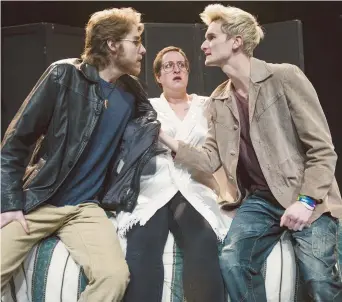  ?? − Gracieuset­é ?? Émilien Cormier, Monica Bolduc et Tommy Des Rosiers dans une scène de la pièce Les débuts de Loretta.
