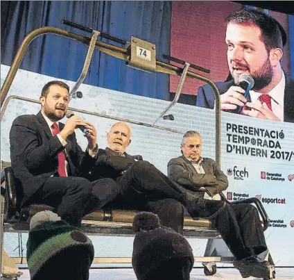  ?? FOTOS: TONI GRASES/PHOTOSET ?? Gerard Figueras, Secretari General de l’Esport, junto a Oscar Cruz, presidente de la FCEH y Enric Ticó, presidente de FGC