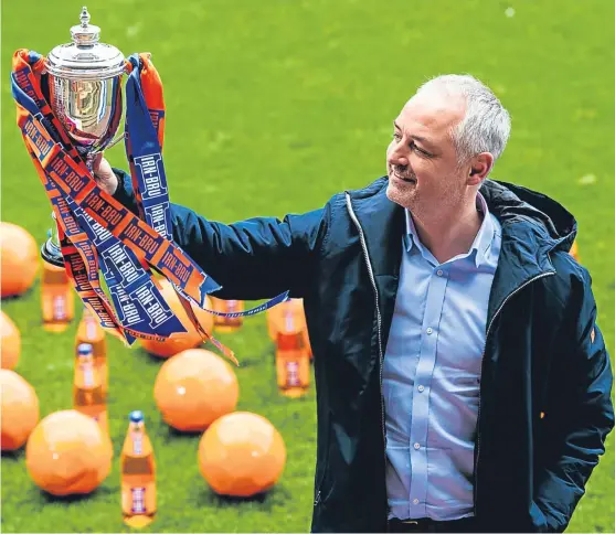  ?? Picture: SNS Group. ?? Ray McKinnon with the trophy he hopes to be getting his hands on again at Fir Park tomorrow.