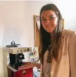  ?? FOTO: CAT ?? Tochter Mona Scheerer vor einem 3-D-Drucker für Implantate
