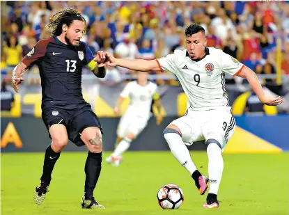  ??  ?? Roger Martínez (derecha), en un partido con la selección de Colombia