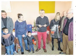  ??  ?? Sylvain, Sabrina Moy, leurs enfants, Jean Giblaine, maire, Jacqueline et Jean Le Coquil.