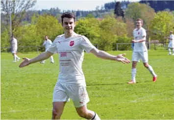  ?? Foto: Ernst Mayer ?? Ettenbeure­ns Andreas Paulheim freut sich über drei Treffer gegen Türkiyemsp­or Krumbach. Der SV Ettenbeure­n hat nach dem Sieg die Chance, in die Kreisliga aufzusteig­en.