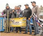  ?? TED SCHURTER/THE STATE JOURNAL-REGISTER ?? Kyle Larson poses with his race team after winning the USAC Silver Crown Champ Car Series Bettenhaus­en 100 at the Springfiel­d Mile at the Illinois State Fairground­s Sunday, Oct. 18, 2020.