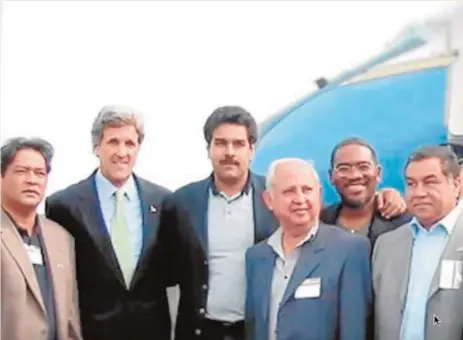  ?? ABC ?? En el centro, John Kerry y Nicolás Maduro, que pone su mano izquierda sobre el hombro de Meeks