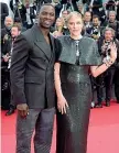  ?? ?? In coppia Il giurato Omar Sy in posa con la presidente Greta Gerwig