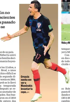  ?? AFP. ?? Croacia sueña con ver a Mandzukic levantar la copa. Vida y Mandzukic celebran con los hijos de su compañero Ivan Perisic.