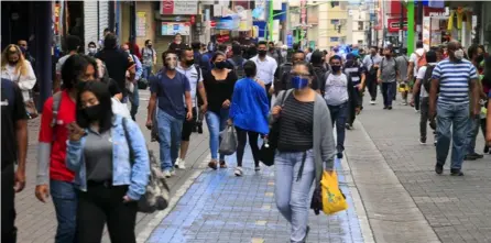  ?? RAFAEL PACHECO ?? Una de las reglas de oro que regirá desde este miércoles es el uso obligatori­o de mascarilla­s en lugares de atención al público. En la imagen, una escena cotidiana en la capital.