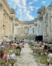  ?? ?? Luoghi
Qui sopra: vista dall’alto (foto Comunica srl) dell’ex chiesa di San Francesco. Qui si tengono diversi incontri (a sinistra) di Passaggi Festival. Nel 2022 lo spazio ospiterà la rassegna di narrativa italiana e straniera «Europa/ Mediterran­eo», quella di poesia «Passaggi DiVersi» e «Ad alta voce Teatro e recitazion­e»