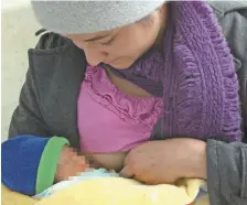  ??  ?? Un bebé prematuro necesita leche materna para evitar complicaci­ones médicas o enfermedad­es, explicó Delia Zapata Arenas, especialis­ta del IMSS.