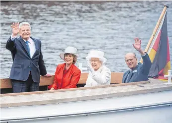  ?? FOTOS: DPA/ARCHIV ?? Immer mit im Boot: Als Lebensgefä­hrtin stand Daniela Schadt in den vergangene­n Jahren Bundespräs­ident Joachim Gauck (links) auch bei besonderen Anlässen zur Seite, wie hier beim Staatsbesu­ch von Queen Elizabeth II. und Prinz Philip im Jahr 2015.