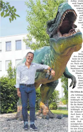  ?? FOTOS: MORITZ SCHILDGEN/SCHLEICH ?? Schleich-Chef Dirk Engehausen mit einer Figur eines Tyrannosau­rus vor dem Hauptsitz des Spielwaren­hersteller­s in Schwäbisch Gmünd. Bekannt ist das Unternehme­n auch für seine Schlumpffi­guren, die seit 1965 im Sortiment sind.