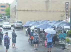  ?? LAUREN HALLIGAN — MEDIANEWS GROUP ?? Eventgoers gather outside of new business The Boiler Room Cut and Shave Co. for its grand opening.