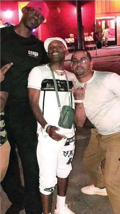  ?? LA RAZÓN ?? George Floyd con una gorra para atrás posa junto a sus tres amigos cubanos una noche de julio de 2019 a las puertas del club Conga Latino Bistro en el que trabajaba
Yeniel Chini Pérez Domenech, vestido de blanco, conoció a Floyd en Nuevo Rodeo y luego en la Conga. «Nadie se merece lo que lo ocurrió pero menos George», cuenta el bailarín cubano