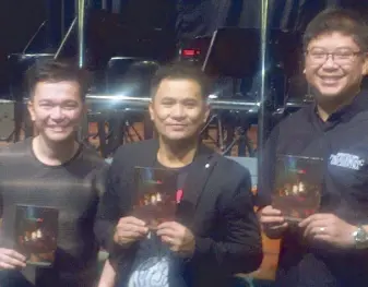  ??  ?? Ogie Alcasid (center) with Star Music exec Jonathan Manalo and ABS-CBN Philharmon­ic Orchestra music director Gerald Salonga (right)