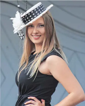  ?? FOTO: HOLGER WILLY WAGNER ?? So schön ist der Mai 2018! Jessica Bramer aus Oberkochen posiert mit einem Hut von Christine Rohr für den Kalender.