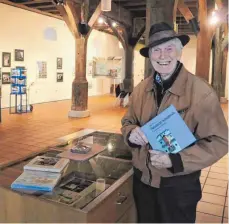  ?? FOTO: WOLFGANG HEYER ?? Hans Joachim Kaschner hält eines der letzten Exemplare in der Hand, die es im Museumssho­p noch zu kaufen gibt.