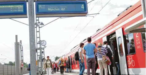  ?? Foto: Julia Dusold ?? Viele Meringer fahren mit dem Zug zur Arbeit nach München. Bis 2026 könnte die Gemeinde an das Münchner S Bahn Netz angeschlos­sen werden.